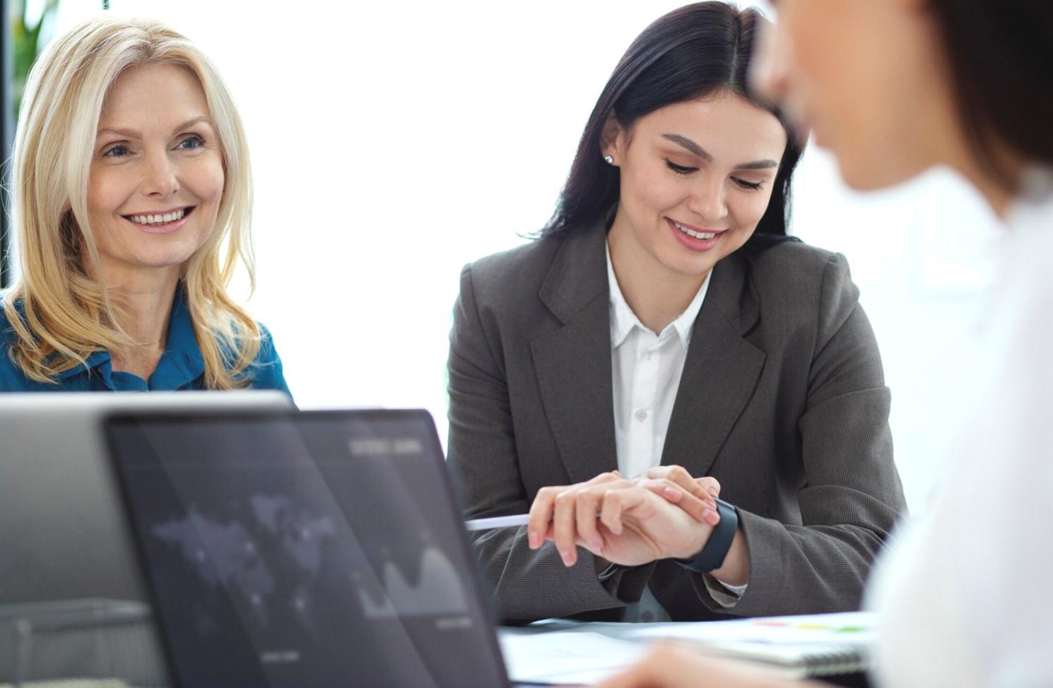 Menschen beim gemeinsamen Lernen und Diskutieren über Finanzthemen